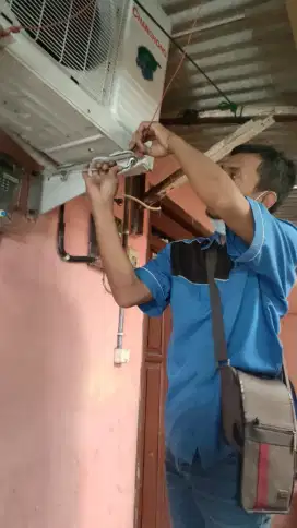 Panggilan jasa cuci turun AC / Pasang AC / bongkar AC ke rumah