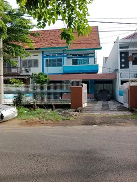 rumah lama 1lt tengah kota Surabaya strategis