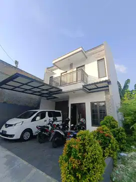 DIJUAL RUMAH MEWAH CANTIK 2 LANTAI SIAP HUNI DI JAGAKARSA