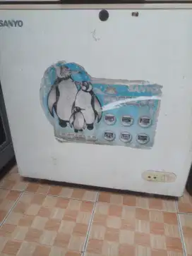 Frezer merek sanyo beku normal
