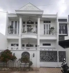 Dijual Rumah Mewah Siap Huni di Komplek Karang Tengah Permai