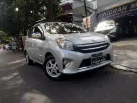Staff showroom mobil bekas