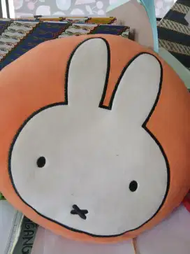 Bantal ornge bergambar mifi