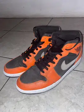 Sepatu Air Jordan 1 mid top ‘Black and Orange’
