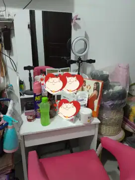Meja Rias Putih