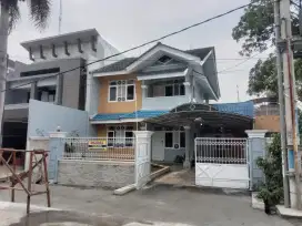 Dijual Rumah di hook strategis, halaman luas dua lantai pasti cocok