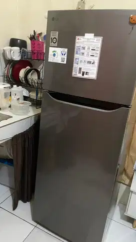 KULKAS LG 2 pintu ada ice maker tray nya