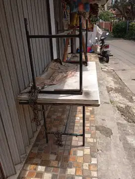 Meja Jualan Rangka besi