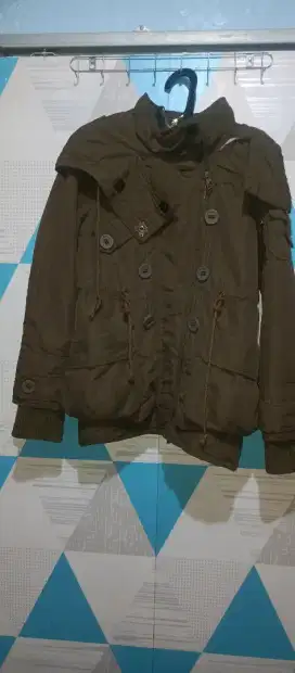 jaket tebal warna hijau armi