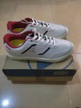 Sepatu sneaker aerostreet size 45