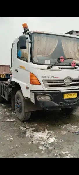 Hino lohan 320 to.  Th 2005