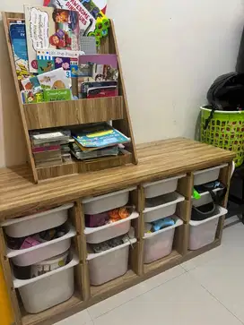 Meja maian plus rak buku anak