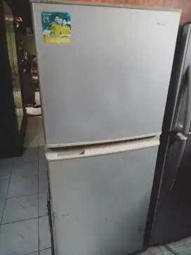 Kulkas Sharp 2 pintu blm pernah servis