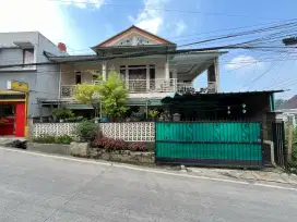 RUMAH 3 LANTAI CREAM