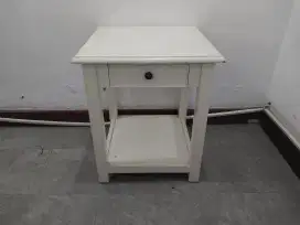 Meja sudut kamar tidur Bedside table