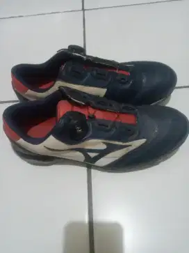 Sepatu golf merk mizuno