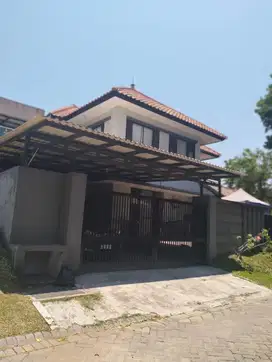 DISEWAKAN RUMAH FULL FURNISHED GRAHA FAMILY! UNIT DI JALAN UTAMA!
