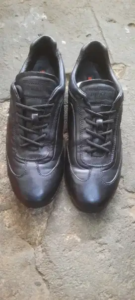 Sepatu casual kulit ori prada size 41/42