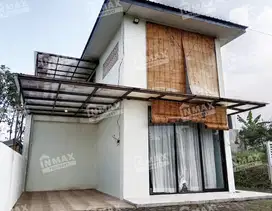 RUMAH VILLA BAGUS,BUMIAJI BATU,DIKELILINGI KEBUN BUNGA