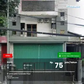 Ruko pinggir jalan besar akses kontainer