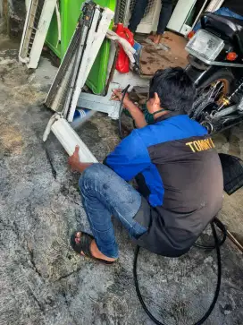 Panggilan jasa AC netes / Bongkar AC ke rumah