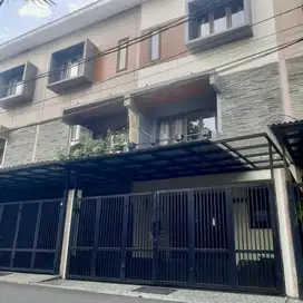 Rumah disewakan di jalan udaka jakarta barat (semi furnished)