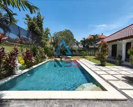 FOR SALE VILLA DENGAN TAMAN YANG LUAS KETEWEL GIANYAR DEKAT SANUR