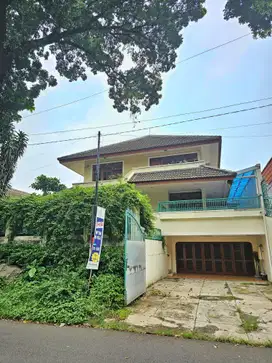 Dijual Rumah Bangunan Lama, Ada Kolam Renang, Lokasi di Pondok Indah