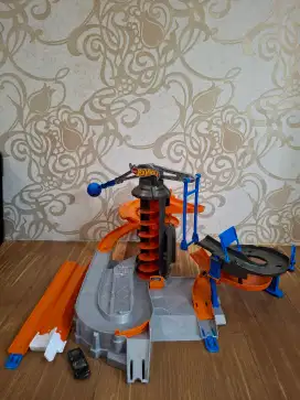 Hotwheel set lengkap dengan mobil dan track