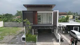 Rumah baru dan mewah dengan kolam renang wedomartani