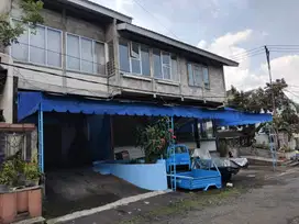 Rumah unik dengan ruang usaha Cigadung raya Bandung.Strategis