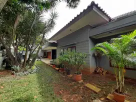 Dijual Rumah Bagus Strategis Dengan Kolam Renang Di
