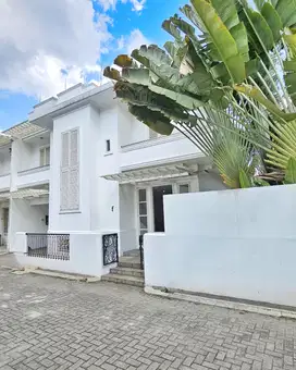 Dijual Rumah 2 Lantai Dalam Cluster di Kemang Barat, Ada Kolam Renang