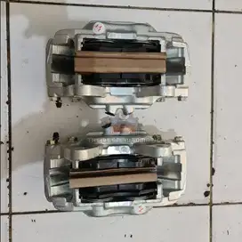 Caliper Assy Kaliper Rem Fortuner Vrz Depan dan Brake Pad 1 Set Kanan