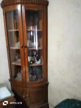 Lemari pajangan pojok bhn kamper
