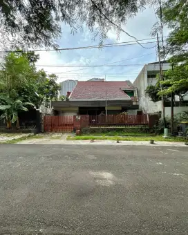 JUAL RUMAH HITUNG TANAH
DALAM KOMPLEK, JALAN LEBAR
BEBAS BANJIR