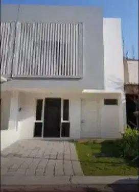 DISEWAKAN RUMAH 2 LANTAI MURAH POLL RUMAH DIAN ISTANA UNFURNISHED SBY