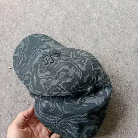 Topi loreng warna hitam