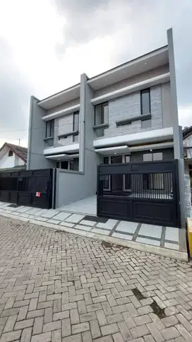 Rumah Baru Bagus 2Lantai Siap Huni Di Klampis Dekat Hokky MERR, Manyar