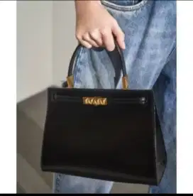 Tas wanita Charles and Keith kekinian