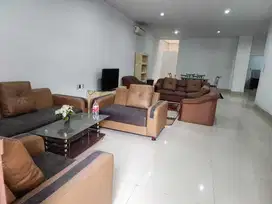 Sewa Villa Cantik Furnish inti Kota di Komplek Taman Polonia