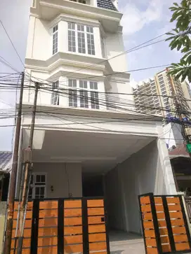 DISEWAKAN RUMAH BRAND NEW JL PINANG EMAS PONDOK INDAH JAKARTA SELATAN