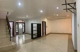 JUAL CEPAT Rumah Siap Huni Jalan 2 Mobil di Gading Residence