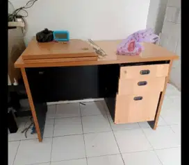 Meja kantor bekas