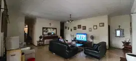 Dijual Rumah Besar Cakep dan Adem di Tengah Kota
