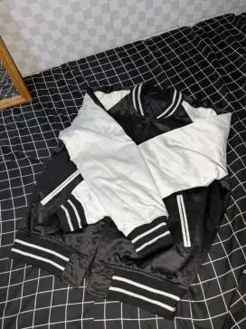 Uniqlo jaket varsity sukajan basic black white