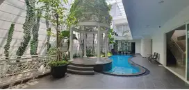 Rumah mewah Kebon Kacang dekat Mall Grand Indonesia ada kolam renang