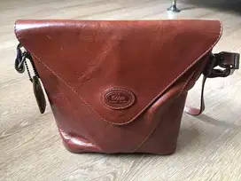 Tas wanita merk BONIA terbuat dari kulit asli