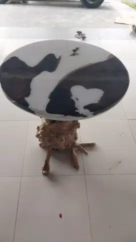 meja rustic dari kayu sono dan epoxy dgn kaki kayu kopi fosil