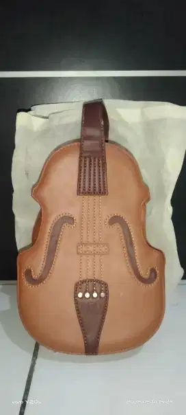 Tas ransel kulit bentuk biola